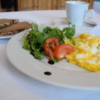 Eierspeise mit Rucola und Tomaten