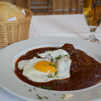 Gulasch mit Spiegelei